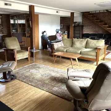 Nestled in a Quiet Neighborhood, Yet Minutes to Tech