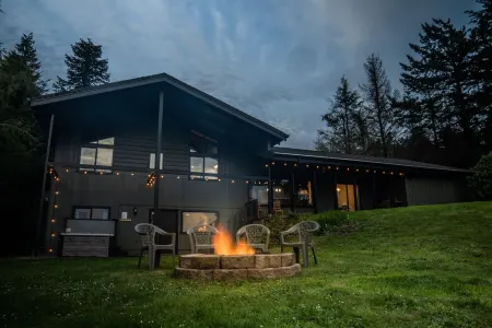 Stunning Oceanview Hillside Home w/ Theater & Spa Отели в г. Уолдпорт