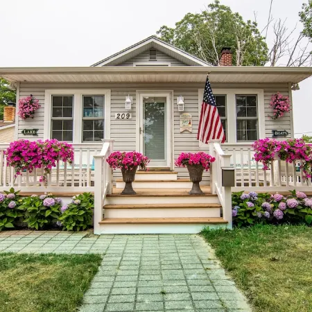 Charlevoix Family Home ~  in Town Home, Newly Renovated, Fire Pit, Hot Tub!!!