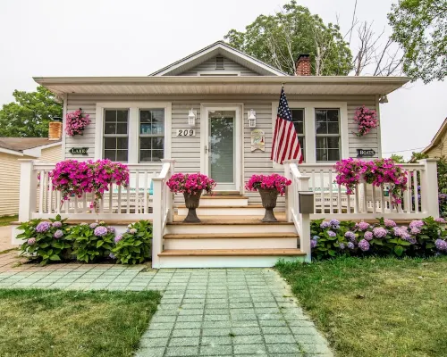 Charlevoix Family Home ~  in Town Home, Newly Renovated, Fire Pit, Hot Tub!!! Hotels in Charlevoix