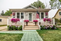 Charlevoix Family Home ~  in Town Home, Newly Renovated, Fire Pit, Hot Tub!!! - バルコニー