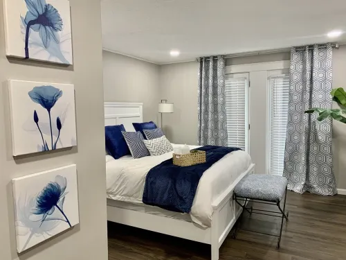 Stylish Mid-Century Modern Home 5 minutes to downtown