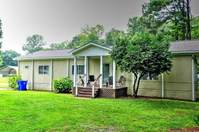 Fishermans retreat at desirable Guntersville Mid Lake, Private boat ramp & dock Hotels near Cathedral Caverns State Park Hiking Trails
