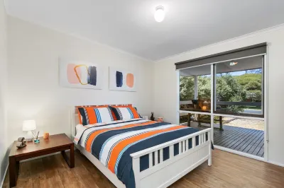 Located one street back from Lake Victoria 100m from the playground and shops