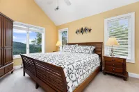 Luxury Black Bear Lodge: Stunning 4 Season Mountain Views! Perfect for Families.