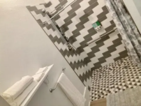Renovated Peaceful Luxury Walk to Mall Park Publix