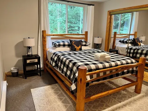 A River Front Mountain Luxury Cabin- Relaxing, Skiing, Rafting, Hot Tub, Sauna