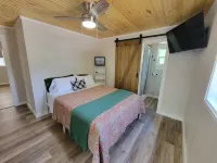 Charming Waterfront Cottage Hotels in DeSoto County
