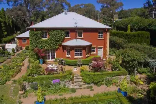 Stunning Highlands Manor-Accommodates 2-12 people Hotels in Mittagong