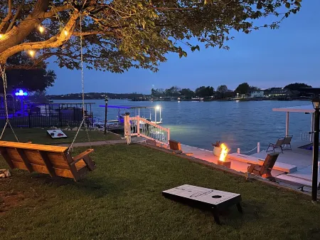 Cozy 3 Bedroom Lake House with boat dock/patio on deep water.