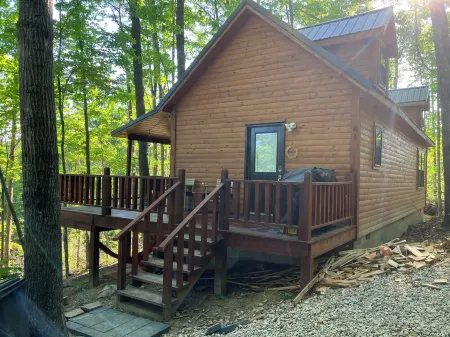 The Lucky Lodge: Hot Tub! New Build, 11 Miles to Natural Bridge