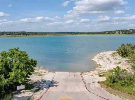 Relaxing 3 bed lake house steps from Canyon Lake Отели в г. Каньон Лейк