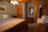 "View on a Whim” Luxury Cabin with Breathtaking Views, Theatre, Hot Tubs, Hiking