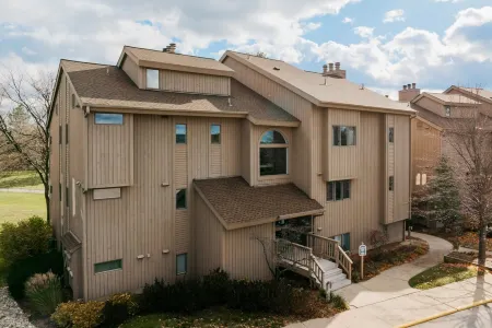 Cozy 2-Bed Golf Course Condo. Minutes To The Beach!