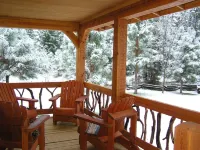 Red Blanket Cabin Near Crater Lake National Park