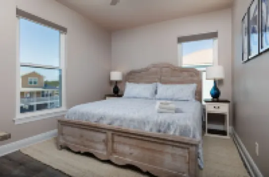 *Beach Cottage* ~4 min walk to beach! Peak-a-Boo Gulf Views!