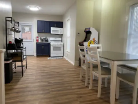 A great stay, close to Spire, GOTL, & Wineries....King Bed! 杰尼瓦酒店