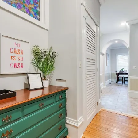 Charming 2-bedroom house with WiFi, AC, & Patio in the heart of Richmond!