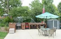 LUX Holiday Retreat w/ Fireplace/Outdoor Dining