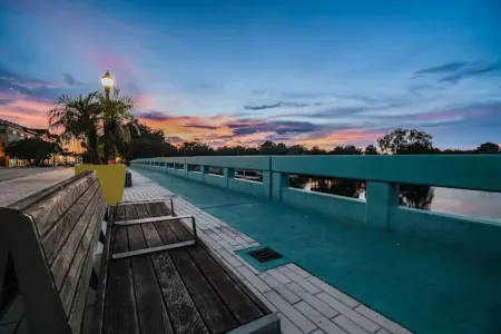 Downtown Bungalow 1/2 Block Off Main St Отели рядом с достопримечательностью «Jasmin Park»