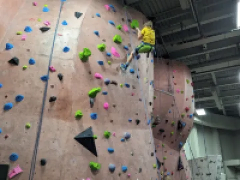 Cozy Lakefront Log Home. Hot Tub, Kayak, Yard Toys, Game Room. Pontoon for Rent. Hoteles en Albert Lea