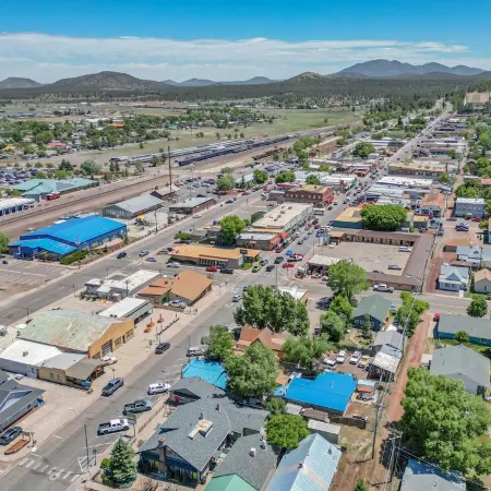 A Gem Right on Historic Rte 66 with Outdoor Space.  Walk to the Action!