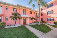 3 min Walk to Beach! Studio Condo, Hidden Jewel! Partial view of the beach!