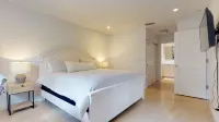 Bright and Modern 3 Bedroom 2 Bath Condo in PGA National - Pool Access (heated)