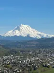 Chateau du mont Rainier - a basement apartment w a view of Mt Rainier & hot tub