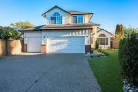 Chic Alderwood Oasis w/Hot tub