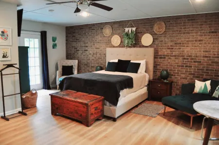 Peaceful Poolside Guesthouse just off I75