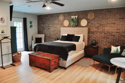 Peaceful Poolside Guesthouse just off I75