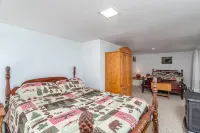 Beautiful Waterfront , four season home on charming Crescent Lake! Hotels in Acworth