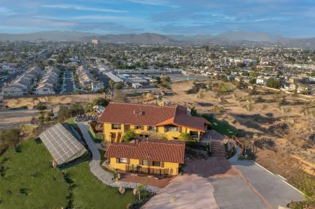 Zen Hilltop Resort: Heated Infinity Pool, Spa, 360° SoCal Views