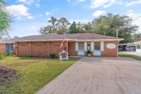 Turtle Tracks B - Pet Friendly Jekyll Island Retreat! 5 minute walk to Beach!