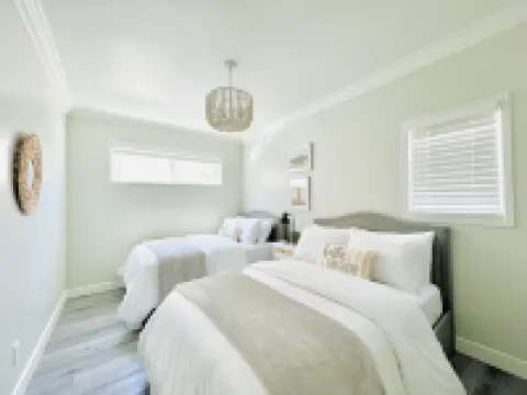 923-Sandbox- Beach Cottage With Parking!