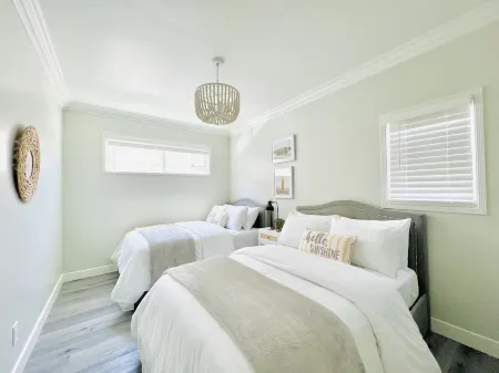 923-Sandbox- Beach Cottage With Parking! Отели рядом с достопримечательностью «Мишен Бич»