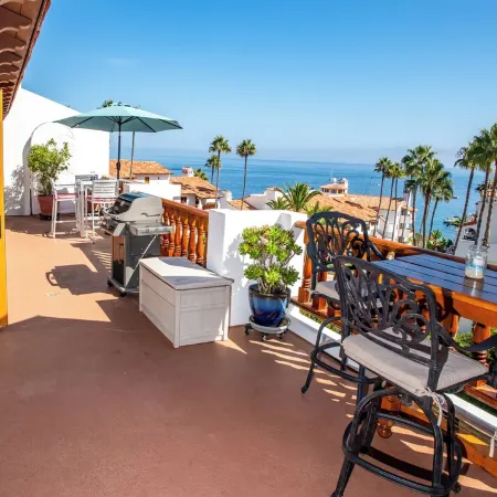 Hamilton Cove 2-bedroom condo with golf car & A/C in pleasant Catalina Island