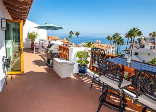 Hamilton Cove 2-bedroom condo with golf car & A/C in pleasant Catalina Island - balcony