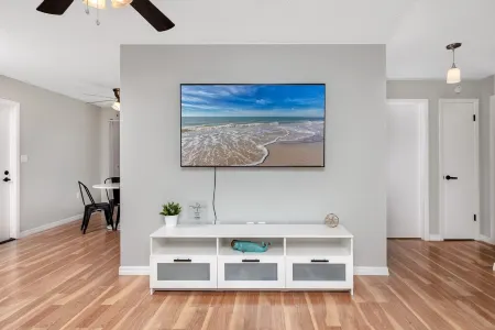 Sunny Escape: Vibrant Pool Home