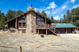 NEW Indian Paintbrush Log Cabin -Sleeps 12+ on scenic horse ranch with views!