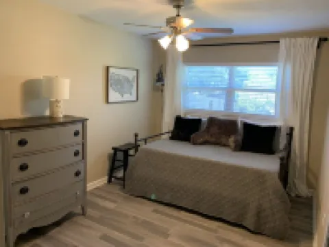 Bluedoor House Comfy Home close to NB, SA, & RAFB