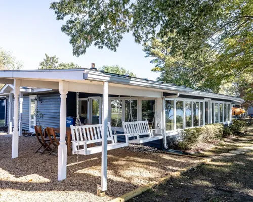 The Little Blue Cottage - Topping : Waterfront! Hotels in Middlesex County