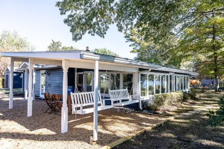 The Little Blue Cottage - Topping : Waterfront!