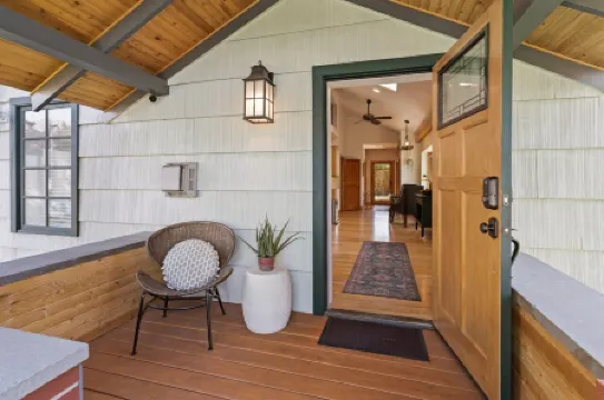 Downtown Craftsman with King Bed and Private Yard - Walk Everywhere