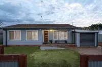 Tumbi Cottage -Cheerful 3 Bedroom Home with Studio