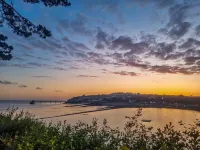 *Pierside Coastal Retreat* Luxury, family friendly, sleeps 10. Steps to the sea.