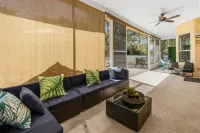 5 bedrm Paradise w/ your own POOL + LAZY RIVER