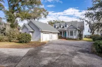 Coastal Getaway - Stunning Water Views! The Chocolate Tree附近的飯店