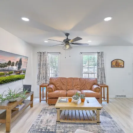 Cheerful townhome near Isle of Palms, Sullivans Island, Charleston & Shem Creek.